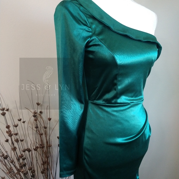 🆕Emerald Green Asymmetrical Evening Gown - Picture 5 of 15